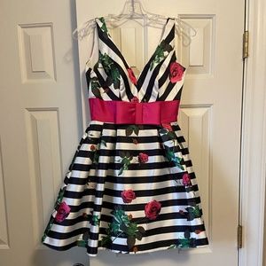 Floral short cocktail Mac Duggal dress, size 2